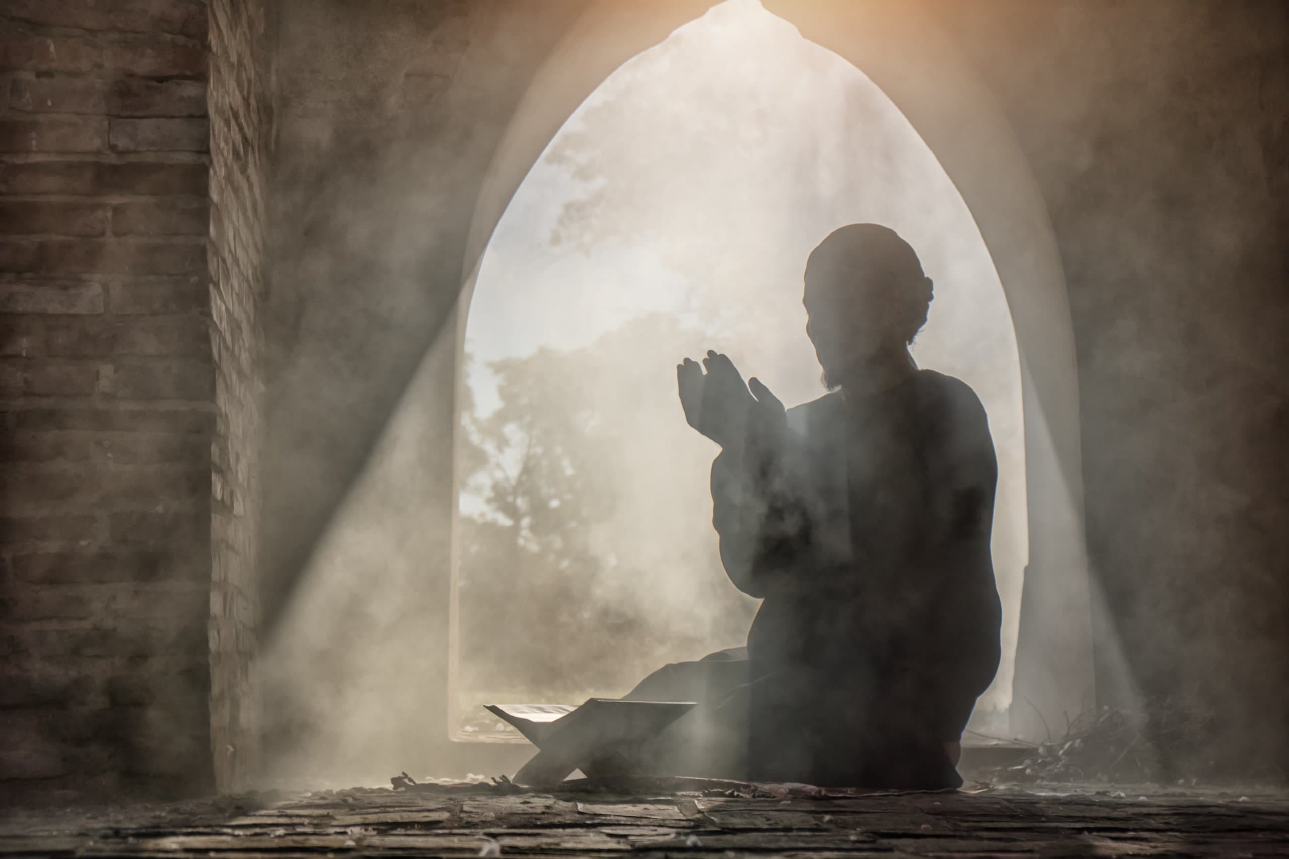 Silhouette,Of,Muslim,Man,Having,Worship,And,Praying,For,Fasting