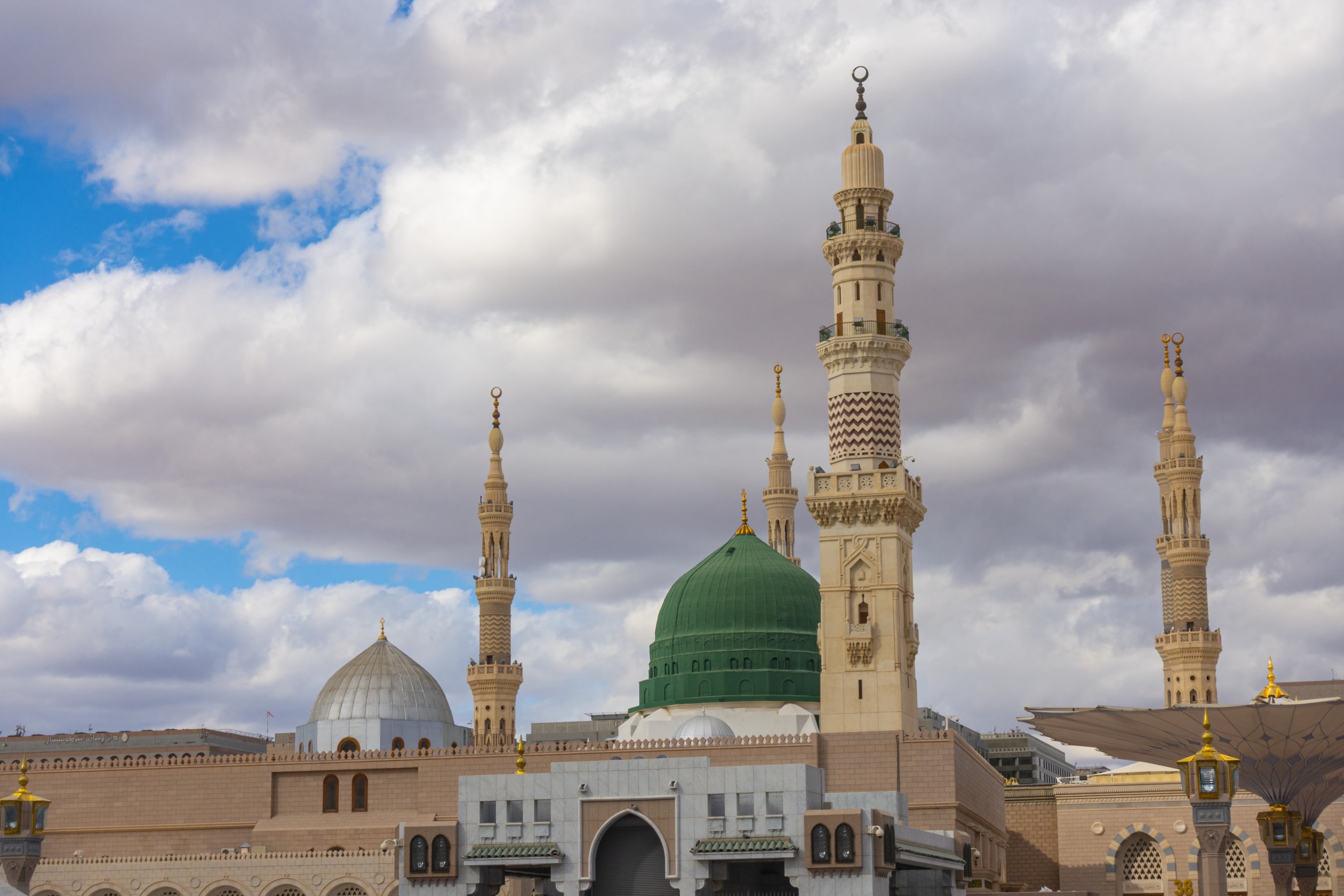 Pilgrims,Relaxing,On,The,Piazza,Of,The,Holy,Prophet's,Mosque