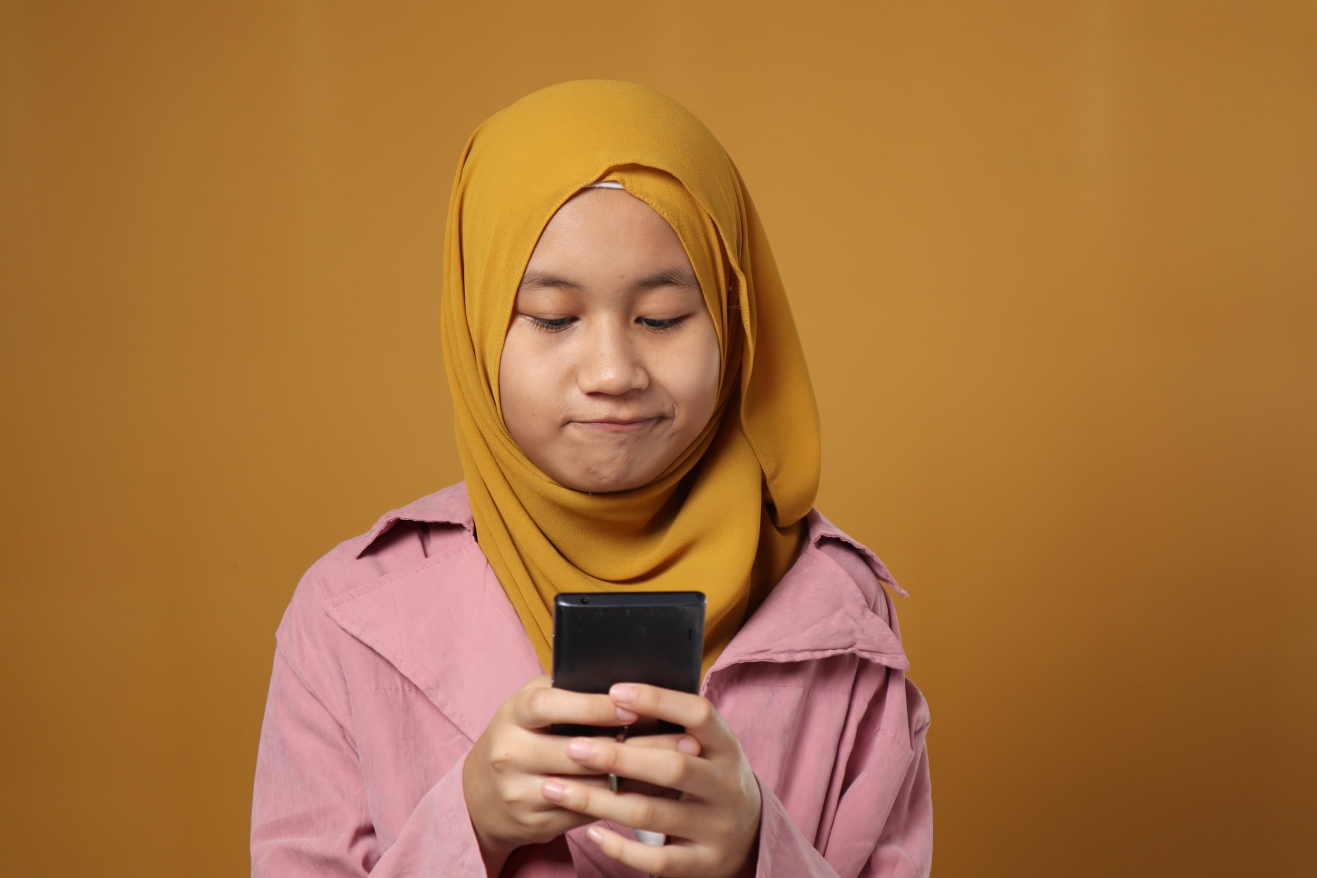 Portrait,Of,Young,Asian,Muslim,Teenage,Girl,With,Smart,Phone,