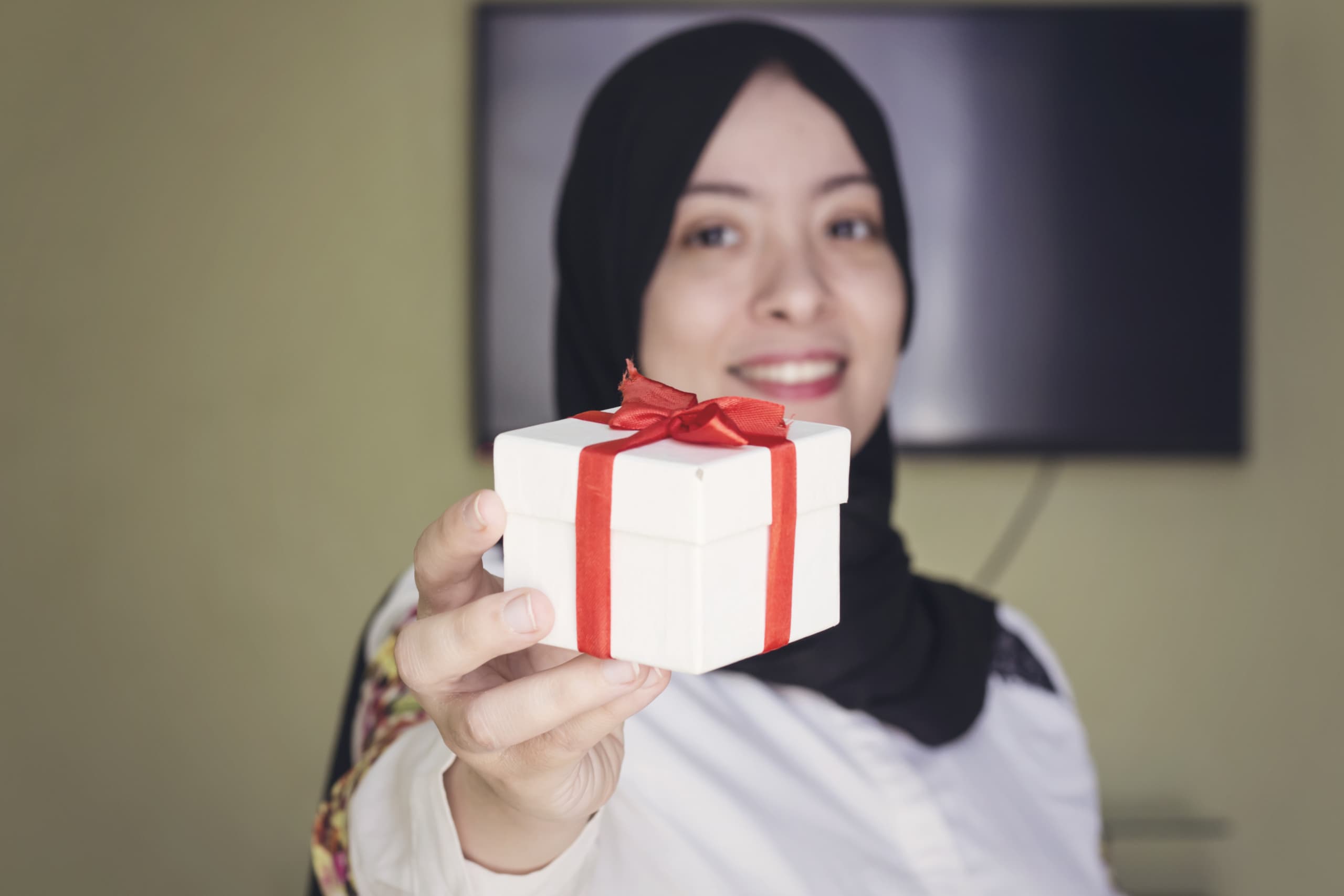 Beautiful,Muslim,Woman,With,Cheerful,Smile,Give,You,White,Gift